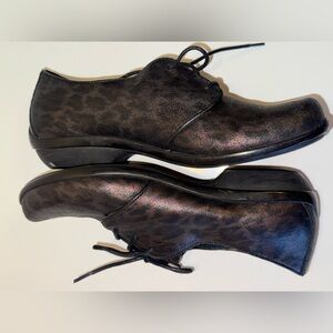DANSKO LEOPARD PRINT LEATHER LACEUP OXFORDS SZ 8